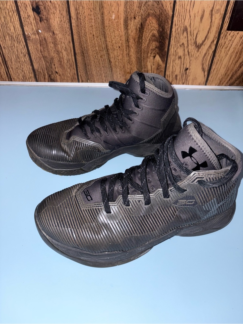 Under Armour Men’s Black/Gray Athletic Basketball Shoes - Picture 2 of 2